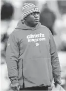  ?? DAVID EULITT/GETTY ?? Chiefs offensive coordinato­r Eric Bieniemy watches warmups before a game against the Chargers in 2019.