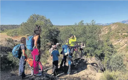  ?? ?? Participan­tes en una actividad para conocer las aves en el Parque Natural de la Sierra y los Cañones de Guara.