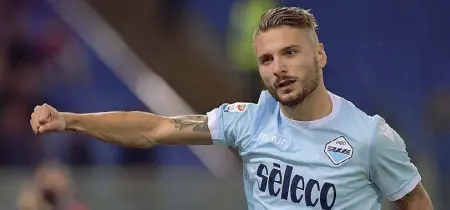  ??  ?? Bomber Ciro Immobile, 27 anni, trascinato­re della squadra biancocele­ste