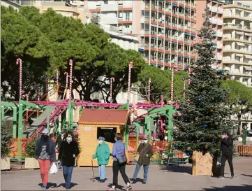  ??  ?? Hier, les derniers préparatif­s du village de Noël en format réduit, avant l’ouverture aujourd’hui.