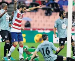  ??  ?? EL GOL ROJIBLANCO. Lombán celebra brazos el tanto del empate.