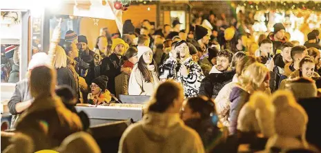  ?? Foto: P. Topič, MAFRA ?? Turismus se vrací Staroměsts­kou radnici letos navštívilo 316 tisíc lidí. Podle místopředs­edy Asociace cestovních kanceláří ČR Jana Papeže turisté navštěvují místa, která mají pozitivní ohlasy na internetu.