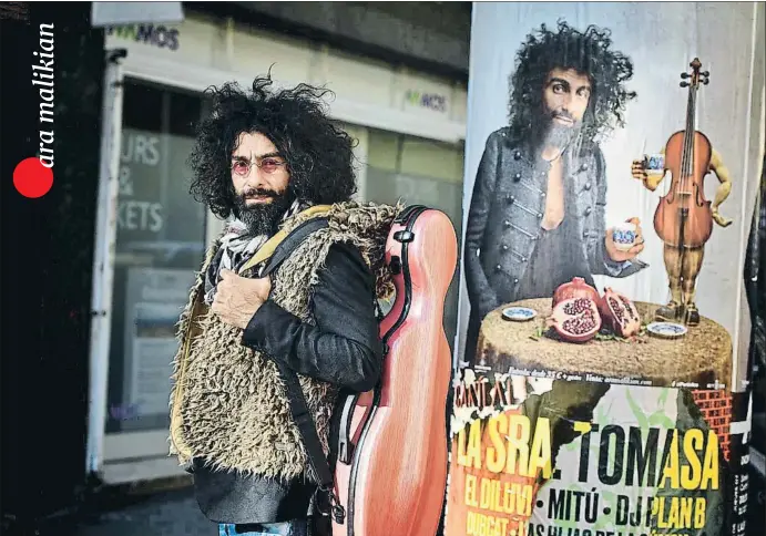  ?? ÀLEX GARCIA ?? Malikian fotografia­t a Barcelona aquesta setmana al costat d’un dels cartells anunciador­s de l’actuació a l’Auditori Fòrum el 26 i el 27 de desembre