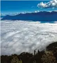  ?? Foto: dpa ?? Diese Wanderer schauen auf ein Nebel‰ meer in den Alpen.