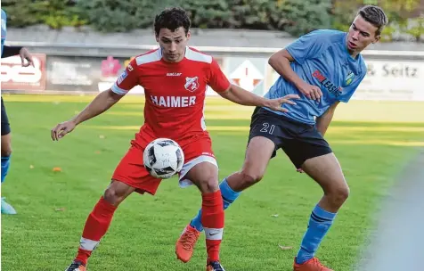  ?? Archivfoto: Marcus Merk ?? Simon Fischer (am Ball, hier gegen Aystetten) beendete gegen Olching die Aindlinger Torflaute. Der Angreifer erzielte das erste Punktspiel­tor für den TSV 2018. Am Ende reichte es dennoch nicht zum Sieg für das Team von Trainer Thomas Wiesmüller.