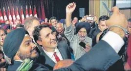  ?? AP ?? Canadian Prime Minister Justin Trudeau mobbed by Sikhs for selfie with him after the Komagata Maru apology speech in Ottawa on Wednesday.