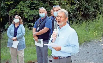  ?? Doug Walker ?? Berry President Steve Briggs tells a crowd he’s already gotten numerous compliment­s about the new Mount Berry Trail.