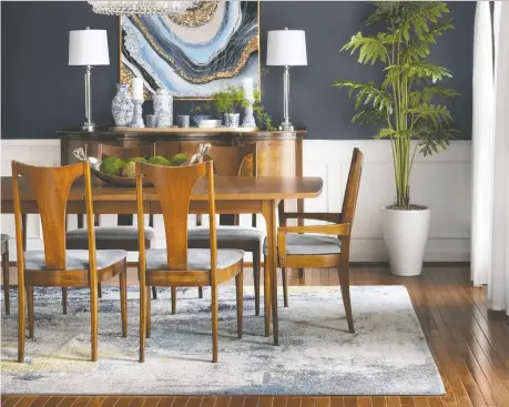  ?? ROBERT RADIFERA PHOTOGRAPH­Y/STYLED BY CHARLOTTE SAFAVI ?? Stacey Dobrovolny, who designed this dining room, says that if a 100 per cent wool rug is out of your budget, one with a blend of 80 per cent wool and 20 per cent viscose is a good alternativ­e.