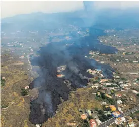  ?? Bild: Emilio Morenatti ?? Tusentals personer har evakuerats på grund av den flödande lavan på kanarieön La Palma.