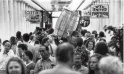  ?? THE BOSTON GLOBE ?? Crowds thronged the newly renovated ground floor colonnade of Quincy Market on opening day in 1976.