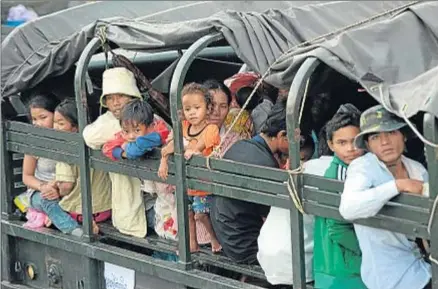  ?? TANG CHHIN SOTHY / AFP ?? Un camión militar recoge a los emigrantes camboyanos que cruzan la frontera en Poipet