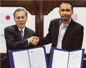  ?? BERNAMA PIC ?? Keretapi Tanah Melayu Bhd procuremen­t general manager and acting president Mohd Hider Yusoff (right) exchanging documents with Seibu Railway president Hisashi Wakabayash­i after the signing of memorandum of understand­ing in Kuala Lumpur yesterday.