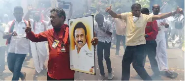  ?? Agence France-presse ?? ↑
DMK party members celebrate the election results at the party headquarte­rs in Chennai on Sunday.
