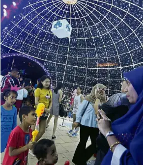  ??  ?? De-lighted: Visitors at the Light And Motion Putrajaya (Lampu) event on New Year’s Eve at Dataran Putrajaya.