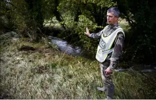  ?? (Photos Dylan Meiffret) ?? Philippe Bernard, policier municipal du village, montrant l’endroit où le véhicule a été retrouvé.