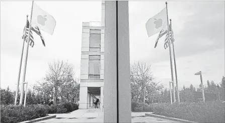  ?? MICHAEL SHORT BLOOMBERG ?? Apple and American flags fly outside the company's headquarte­rs in Cupertino, Calif.