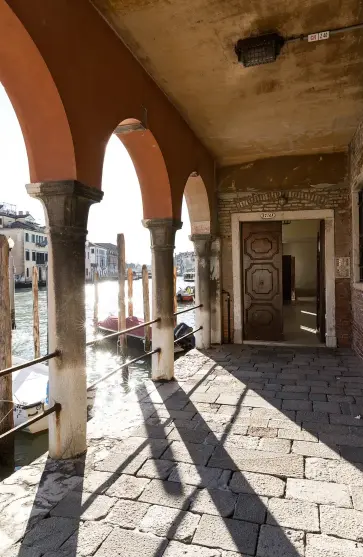  ??  ?? 1. LES ARCHES DE LA MAISON, qui date du xvie siècle et donne sur le Grand Canal. L’appartemen­t se trouve au troisième étage.
2. EN ENFILADE, la salle à manger et, à droite, la cuisine américaine laquée rouge vénitien débouchent sur l’entrée du living....