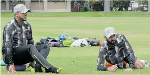  ?? Picture: FREDLIN ADRIAAN ?? READY TO ROLL: Gihahn Cloete and Rudi Seconds participat­e in Warriors training session at St George’s Park.