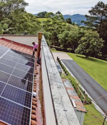  ?? FOTO
JAIME PÉREZ ?? Casa en El Retiro, Antioquia, que cuenta con un sistema de 6,88 kWp, montado por 16 paneles solares de 430W y 4 microinver­sores. No tiene baterías y vende sus excedentes de energía a la red.