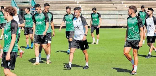  ?? // VALERIO MERINO ?? El técnico blanquiver­de Iván Ania acompaña a sus jugadores durante un entrenamie­nto de esta semana en la Ciudad Deportiva del Córdoba