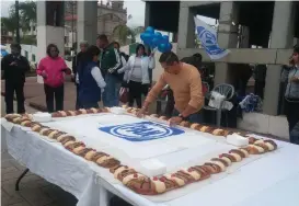  ?? EUGENIA GÓMEZ ?? Albiazules de Madero partieron su Rosca de Reyes.