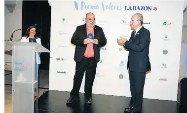  ?? ?? Antonio Paneque recibe el galardón de manos del alcalde de Málaga