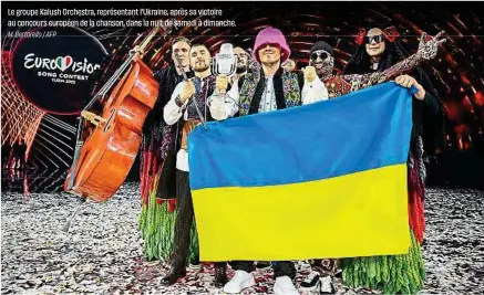  ?? M. Bertorello / AFP ?? Le groupe Kalush Orchestra, représenta­nt l’Ukraine, après sa victoire au concours européen de la chanson, dans la nuit de samedi à dimanche.