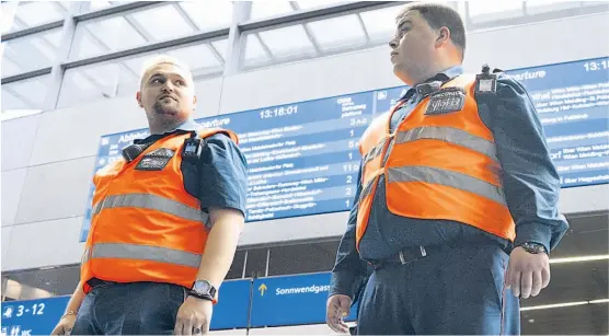  ??  ?? Hilfssheri­ffs nennen Eisenbahne­r das Sicherheit­spersonal am Bahnhof. Den ÖBB-Aufsichtsr­at dominieren bald Gewährsleu­te des Ministers.