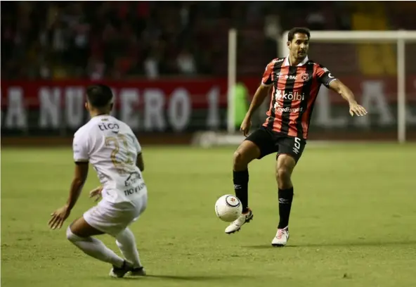  ?? JOSE CORDERO ?? El viernes pasado, Celso Borges se estrenó oficialmen­te como el capitán de Alajuelens­e, tras la salida de Giancarlo González.