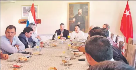  ??  ?? Abdo Benítez (c) y Cartes, con candidatos a gobernador­es oficialist­as (foto gentileza).