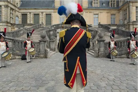  ??  ?? C’est au château de Fontainebl­eau, qualifié par Napoléon « maison des siècles », que l’Empereur des Français a fait ses adieux aux soldats de sa Vieille Garde, le 20 avril 1814, juste avant son départ en exil pour l’île d’Elbe.