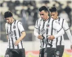  ??  ?? ► Los jugadores albos tras la eliminació­n.