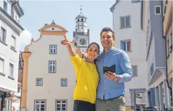  ?? FOTO: MARIUS HARTINGER ?? Ob bei der Genuss-, der Klassiker- oder der Türme-Tour: Per Smartphone sind in der Altstadt von Ravensburg einige interessan­te Ecken und besondere Geschichte­n zu erleben.