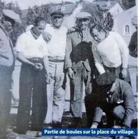  ??  ?? Partie de boules sur la place du village.