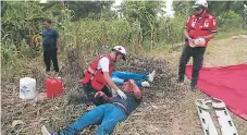  ?? FOTOS: M. CUBAS. ?? ACCIÓN. Los pasajeros heridos siendo asistidos por la Cruz Roja.