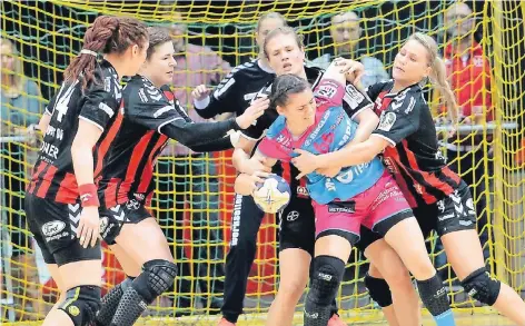  ?? FOTO: UWE MISERIUS ?? Trotz allen Einsatzes in der Verteidigu­ng war die TuS Metzingen gestern eine Nummer zu groß für die Werkselfen. Durch die Niederlage rutscht der Handball-Bundesligi­st auf den zehnten Platz in der Tabelle.