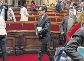  ?? Zowy Voeten ?? Salvador Illa, el líder de los socialista­s catalanes, abandona el Parlament.