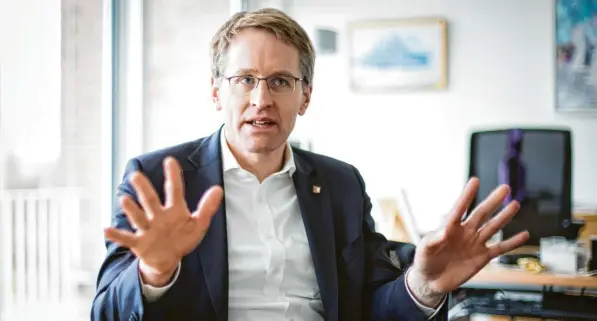  ?? Foto: Christian Charisius, dpa ?? Schleswig-Holsteins Ministerpr­äsident Daniel Günther appelliert an die Bürger, mit ihrem Wahlverhal­ten die Demokratie zu stärken.