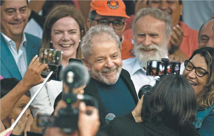  ?? / AFP ?? Lula da Silva dejó la Prisión Federal de Curitiba luego de un fallo del Tribunal Supremo, que además beneficiar­á a cerca de 5.000 presos más.