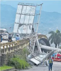  ?? S. SALDARRAIG­A. ?? Esta fue la valla que se cayó en la carrera 80, cerca a la calle 13. No hubo lesionados, pero sí carros aplastados.