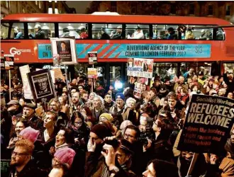  ?? Dylan Martinez/Reuters ?? Em Londres, britânicos protestam contra decreto de Trump que impôs veto a refugiados