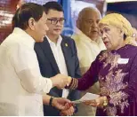  ??  ?? Soldier’s wife Zenaida Mama receives financial assistance from President Duterte.