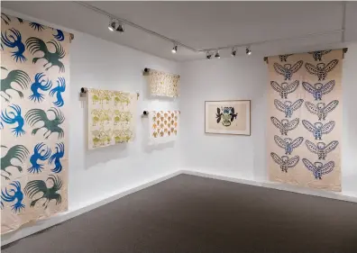  ??  ?? RIGHT
Installati­on view of ᖃᓪᓗᓈᖅᑕᐃᑦ ᓯᑯᓯᓛᕐᒥᑦ
Printed Textiles from Kinngait Studios PHOTO DARREN RIGO