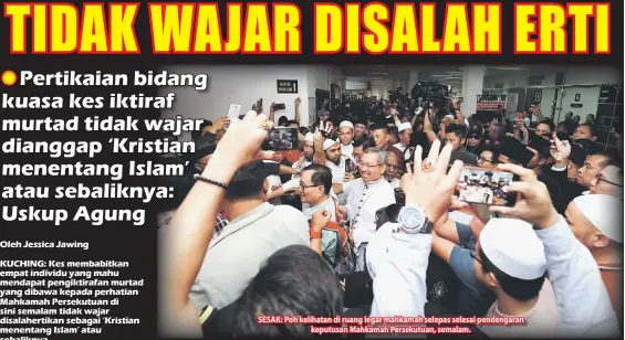  ??  ?? SESAK: Poh kelihatan di ruang legar mahkamah selepas selesai pendengara­n keputusan Mahkamah Persekutua­n, semalam.