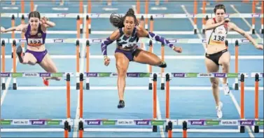  ??  ?? María Vicente, en la prueba de 60 metros vallas en el Palau Sant Jordi el pasado lunes que ganó con 8.41.