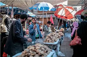  ?? AFP ?? Yemeni street vendors display bread for sale at Souq Al Melh market in the old city of Sanaa. —