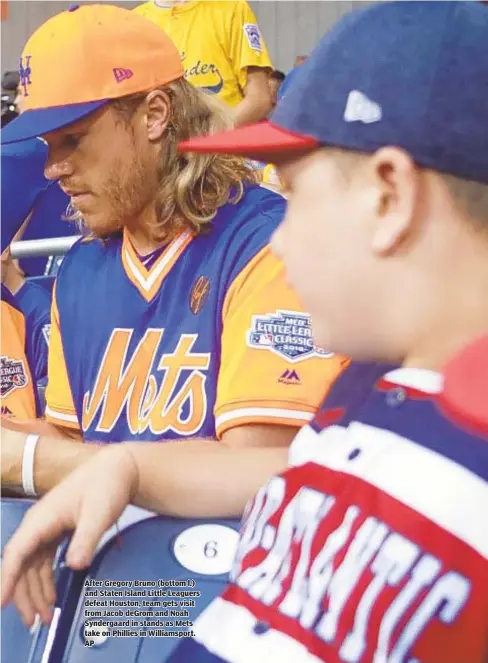  ??  ?? After Gregory Bruno (bottom l.) and Staten Island Little Leaguers defeat Houston, team gets visit from Jacob deGrom and Noah Syndergaar­d in stands as Mets take on Phillies in Williamspo­rt. AP