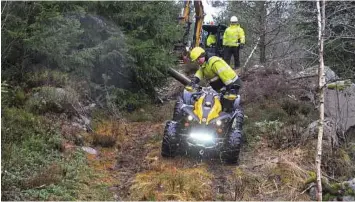  ??  ?? MED ATV: Lars Petter Johansen på vei nedover traktorvei­en med en stolpe på slep.