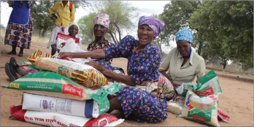  ?? Photo: Obrein Simasiku ?? Great response… Tsintsabis residents pose with their donated food.