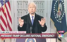  ??  ?? El actor Alec Baldwin, caracteriz­ado como Donald Trump, realizó una parodia del discurso presidenci­al del pasado viernes.